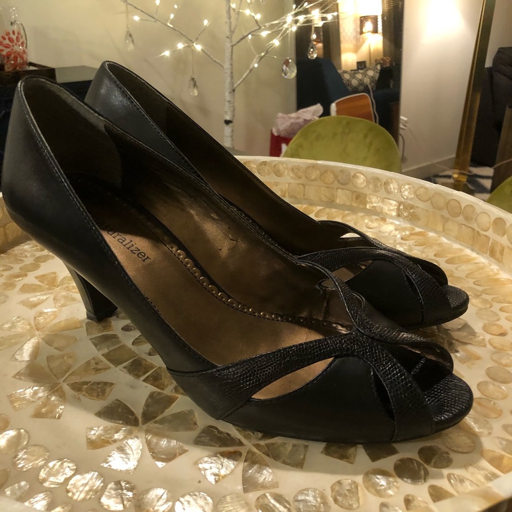 black peep toe pumps